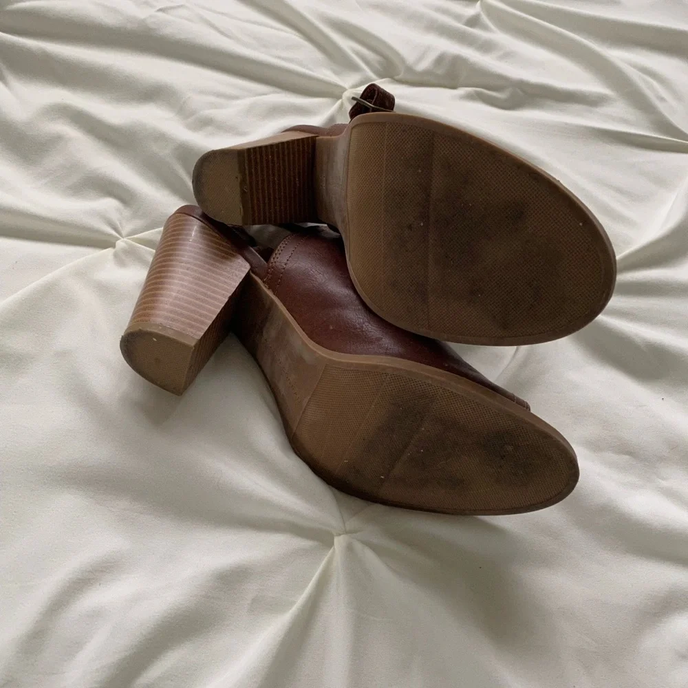 LC Lauren Conrad Peep Toe Cognac Heels - Picture 5 of 6